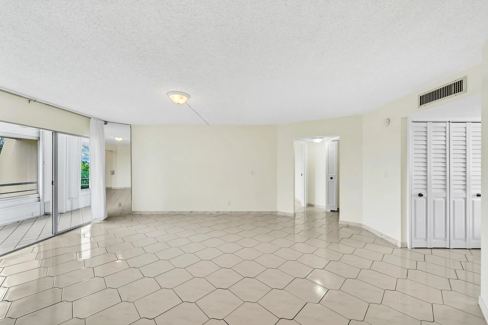 3524 Via Poinciana, #604
