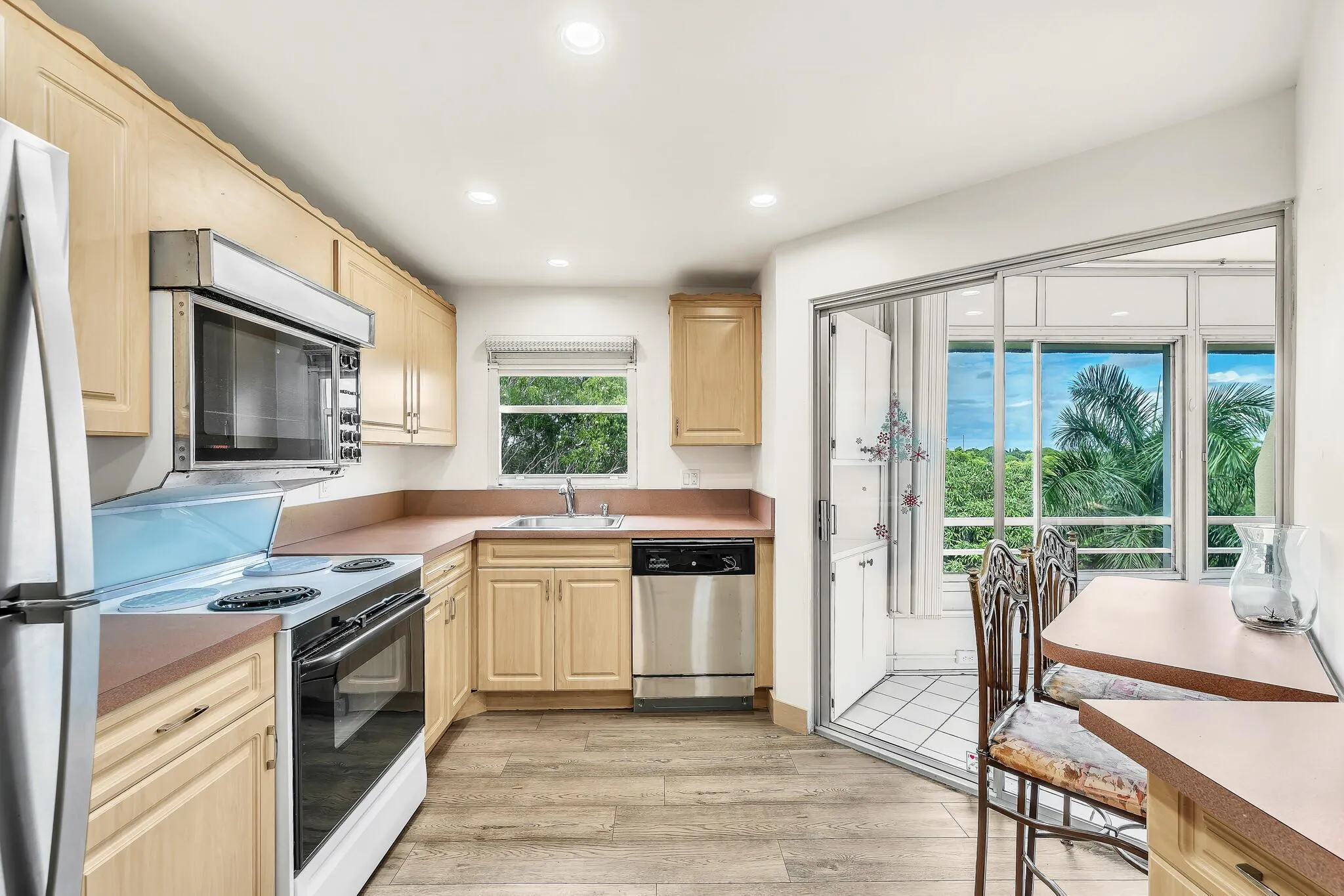 3524 Via Poinciana, #604