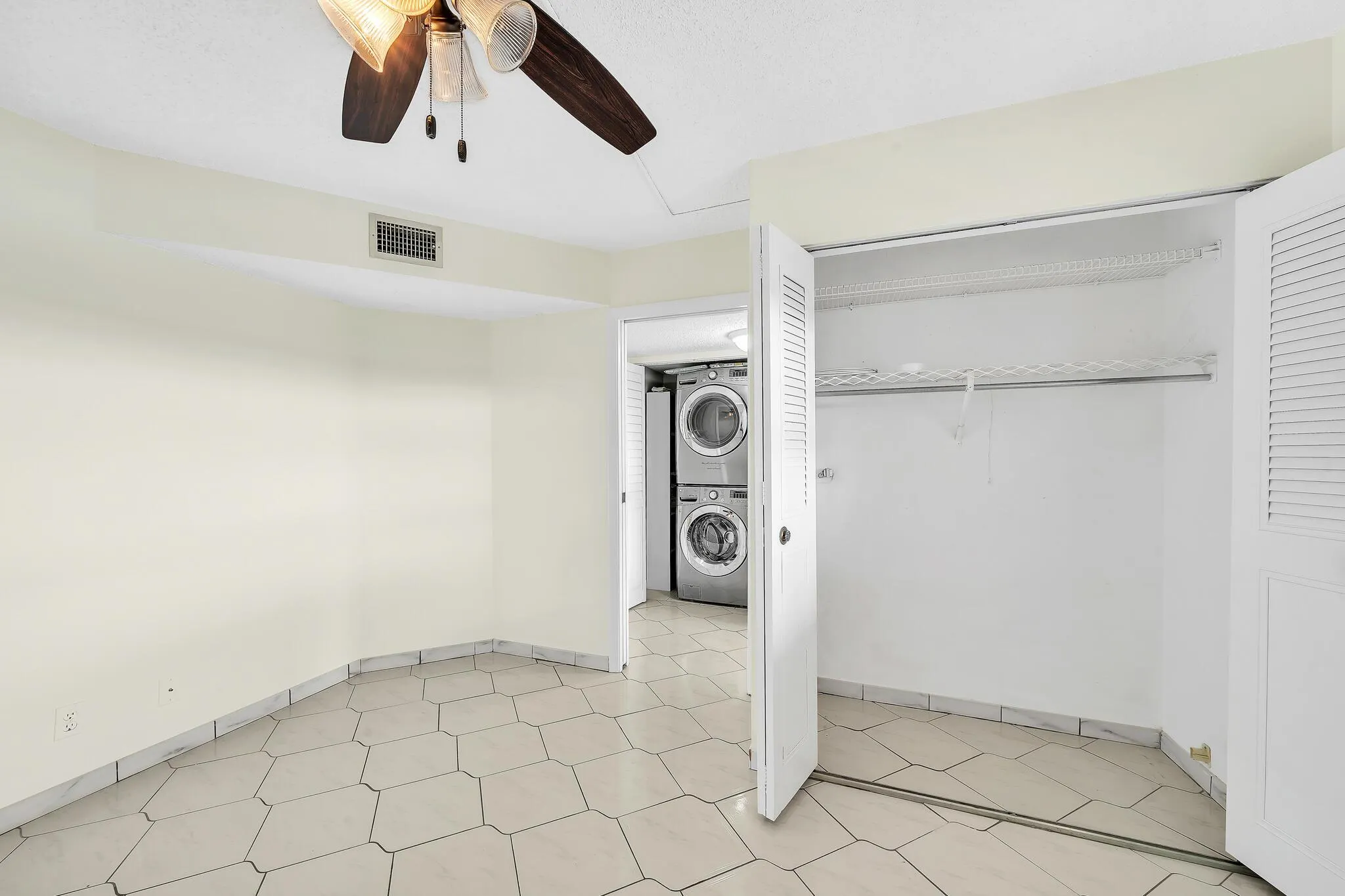 3524 Via Poinciana, #604