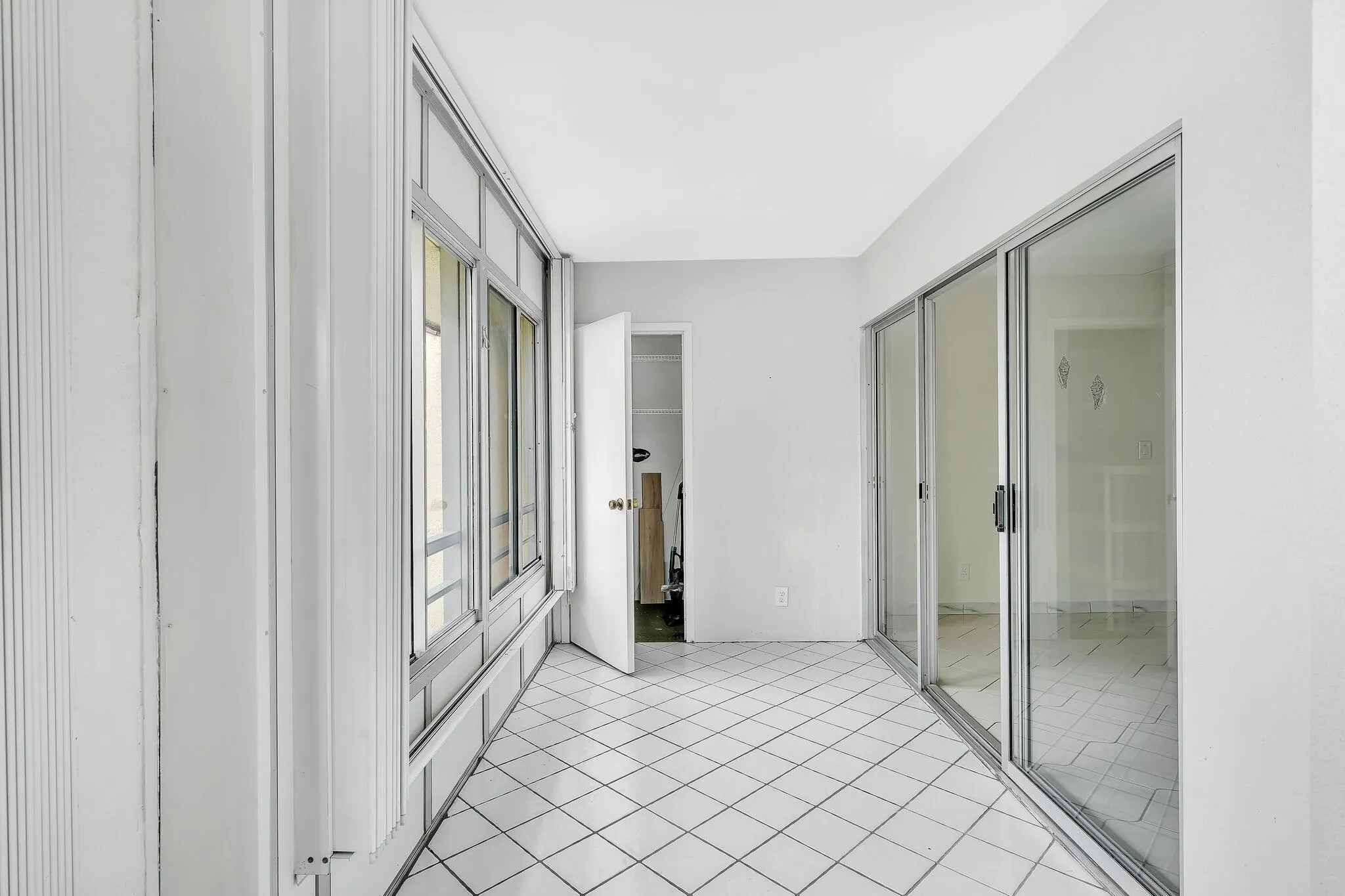 3524 Via Poinciana, #604