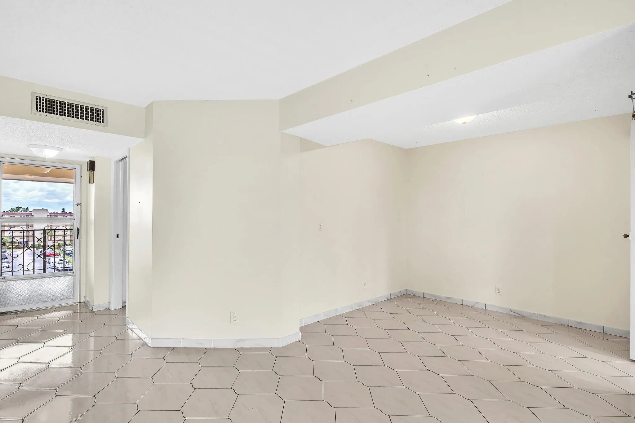 3524 Via Poinciana, #604