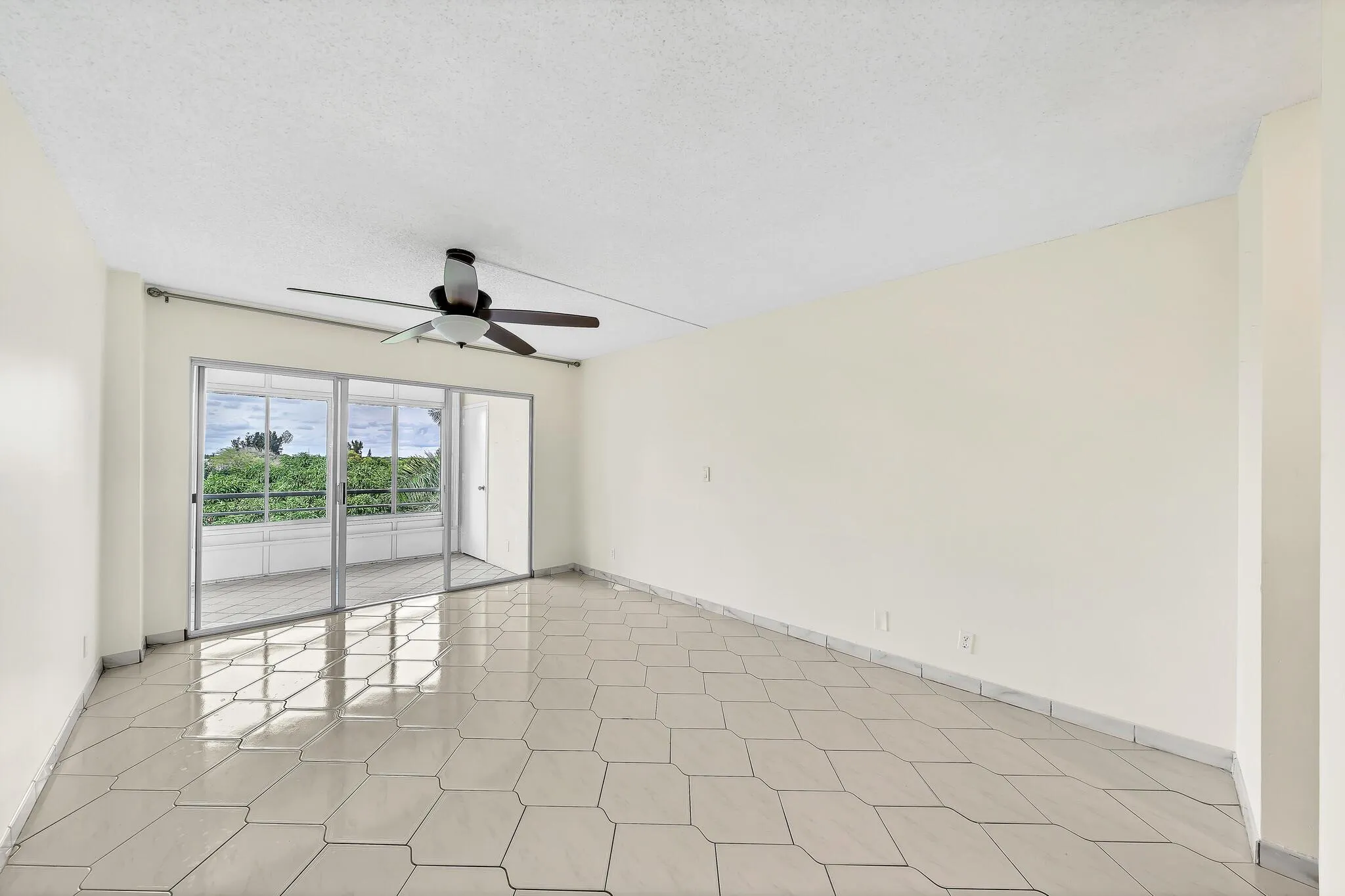 3524 Via Poinciana, #604