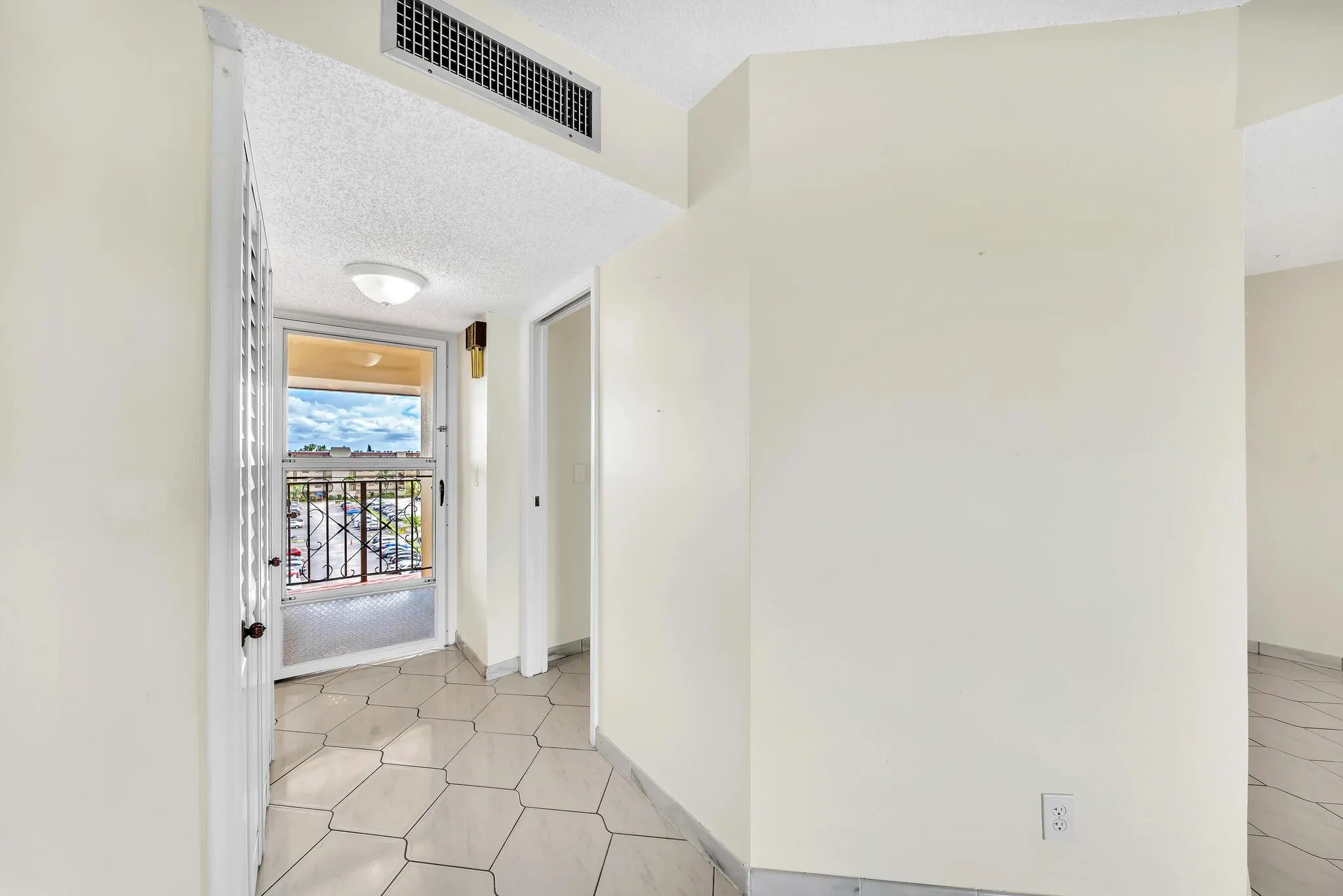 3524 Via Poinciana, #604
