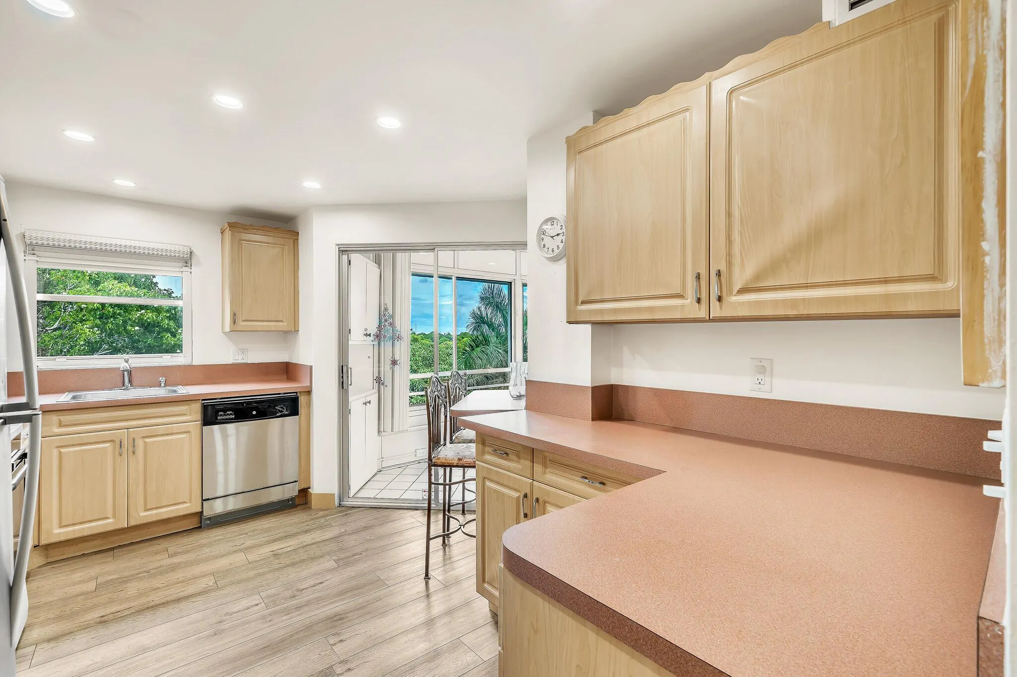 3524 Via Poinciana, #604