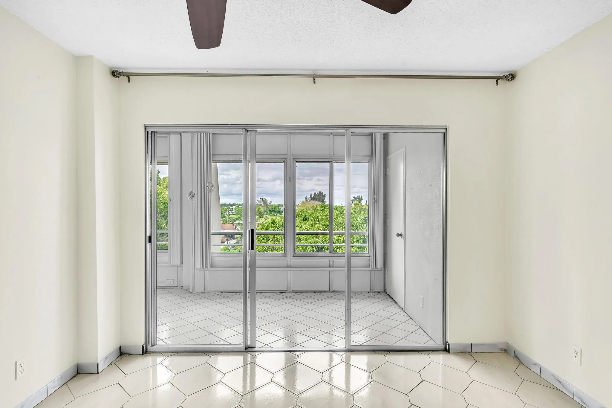 3524 Via Poinciana, #604