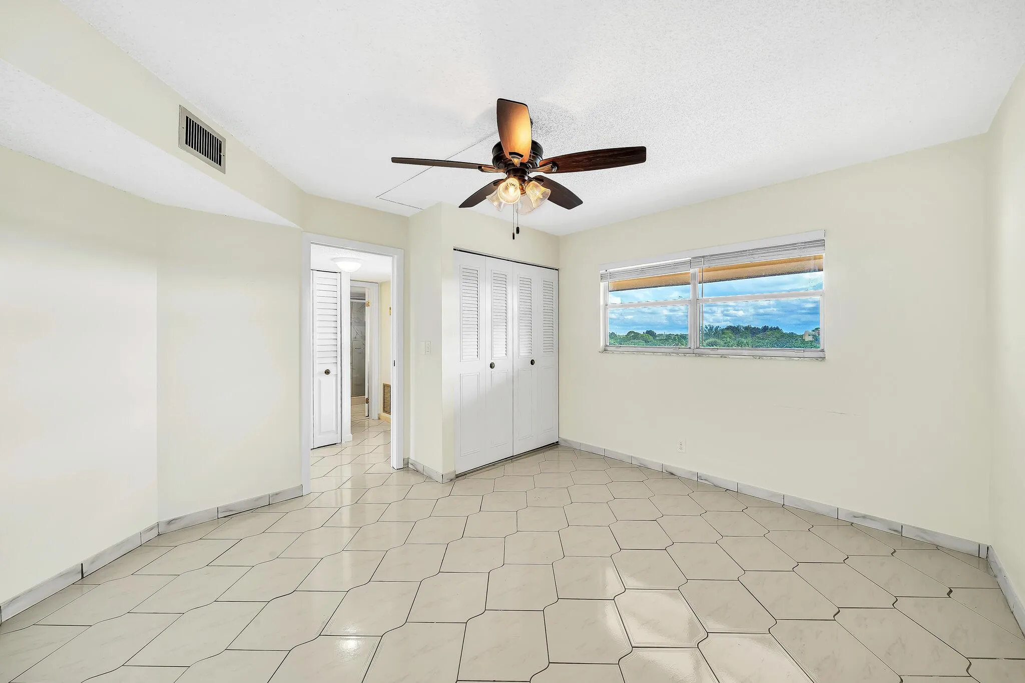 3524 Via Poinciana, #604