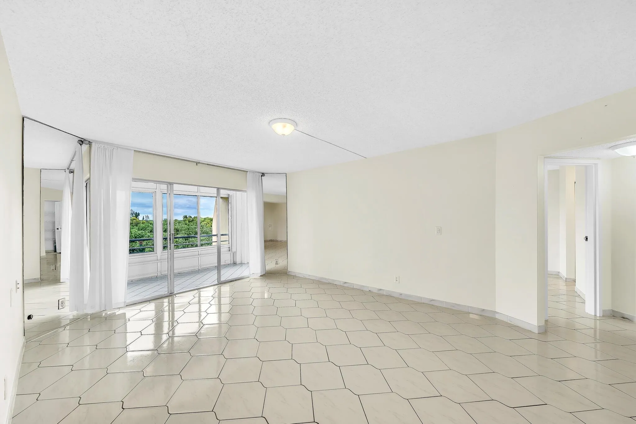 3524 Via Poinciana, #604