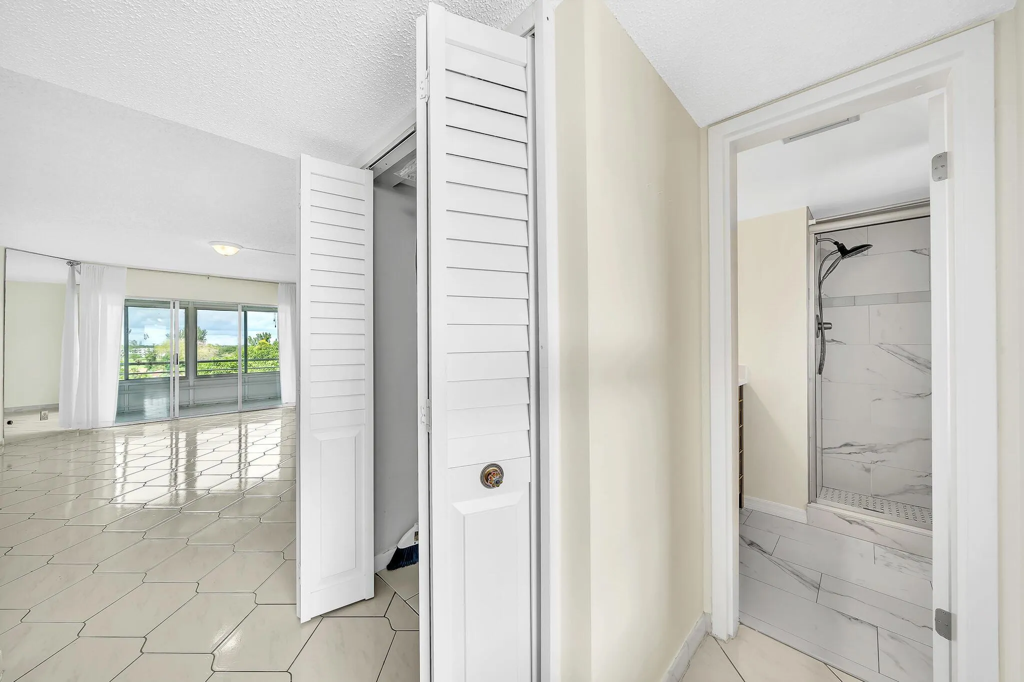 3524 Via Poinciana, #604