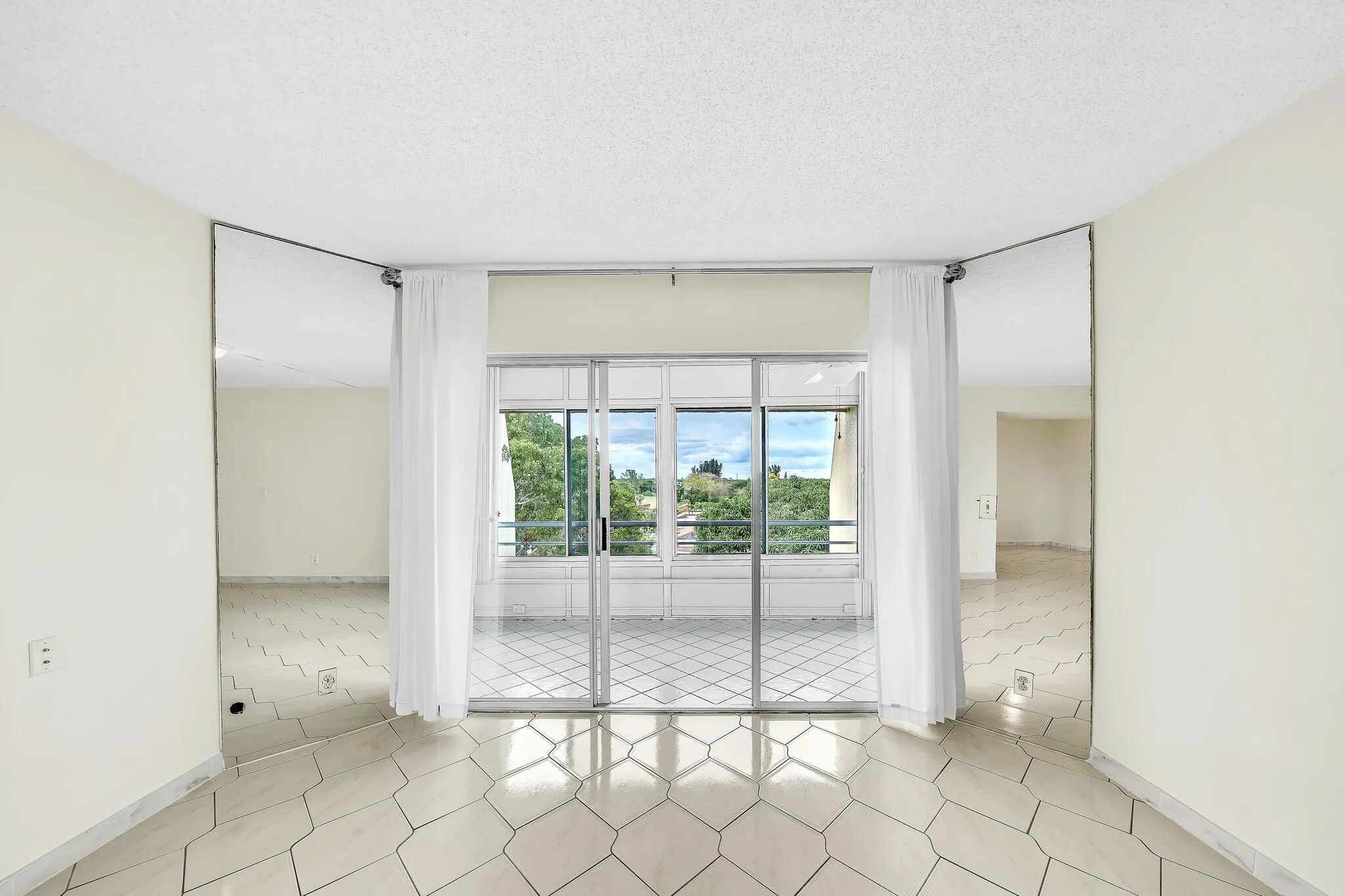3524 Via Poinciana, #604