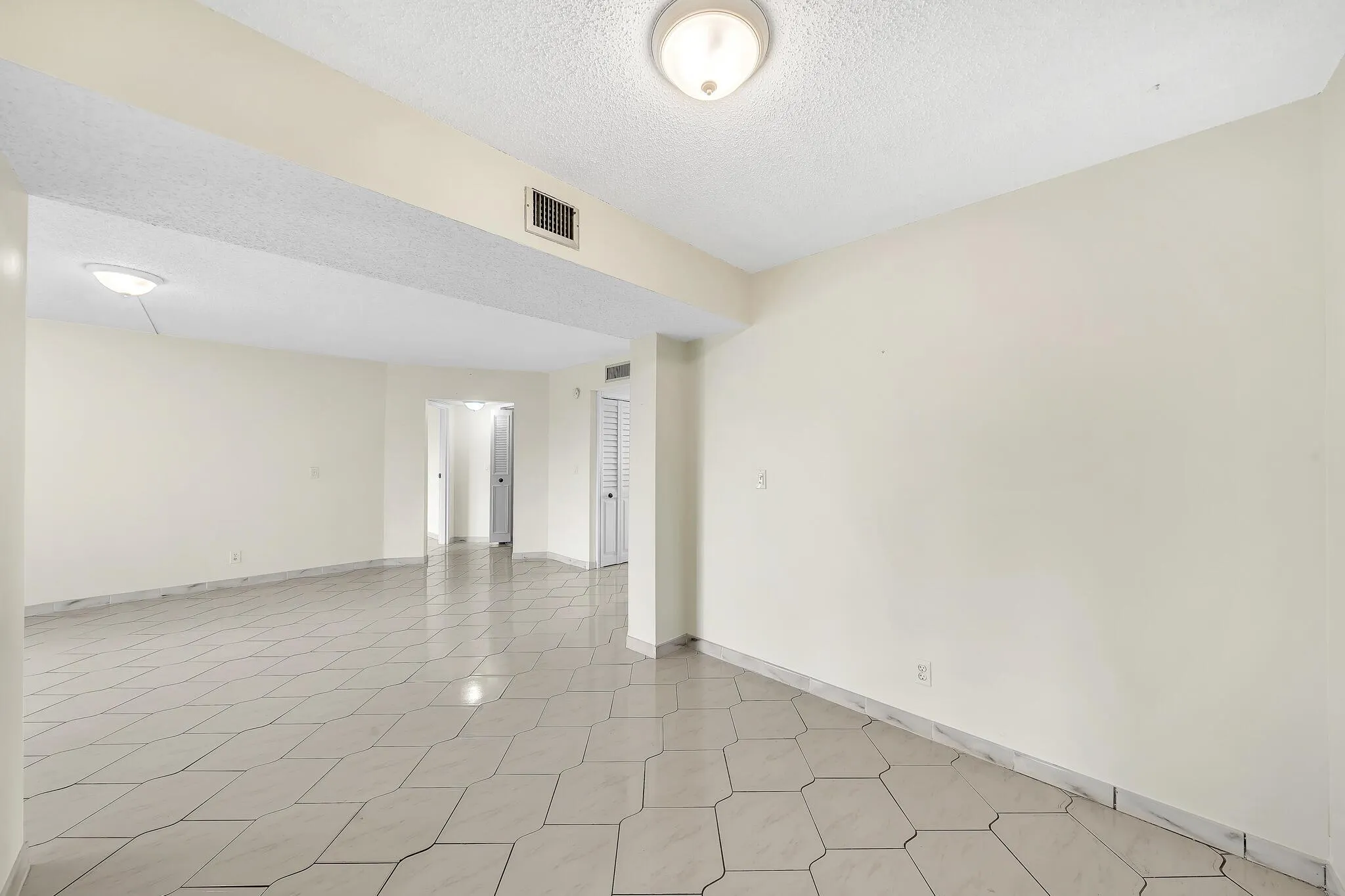 3524 Via Poinciana, #604