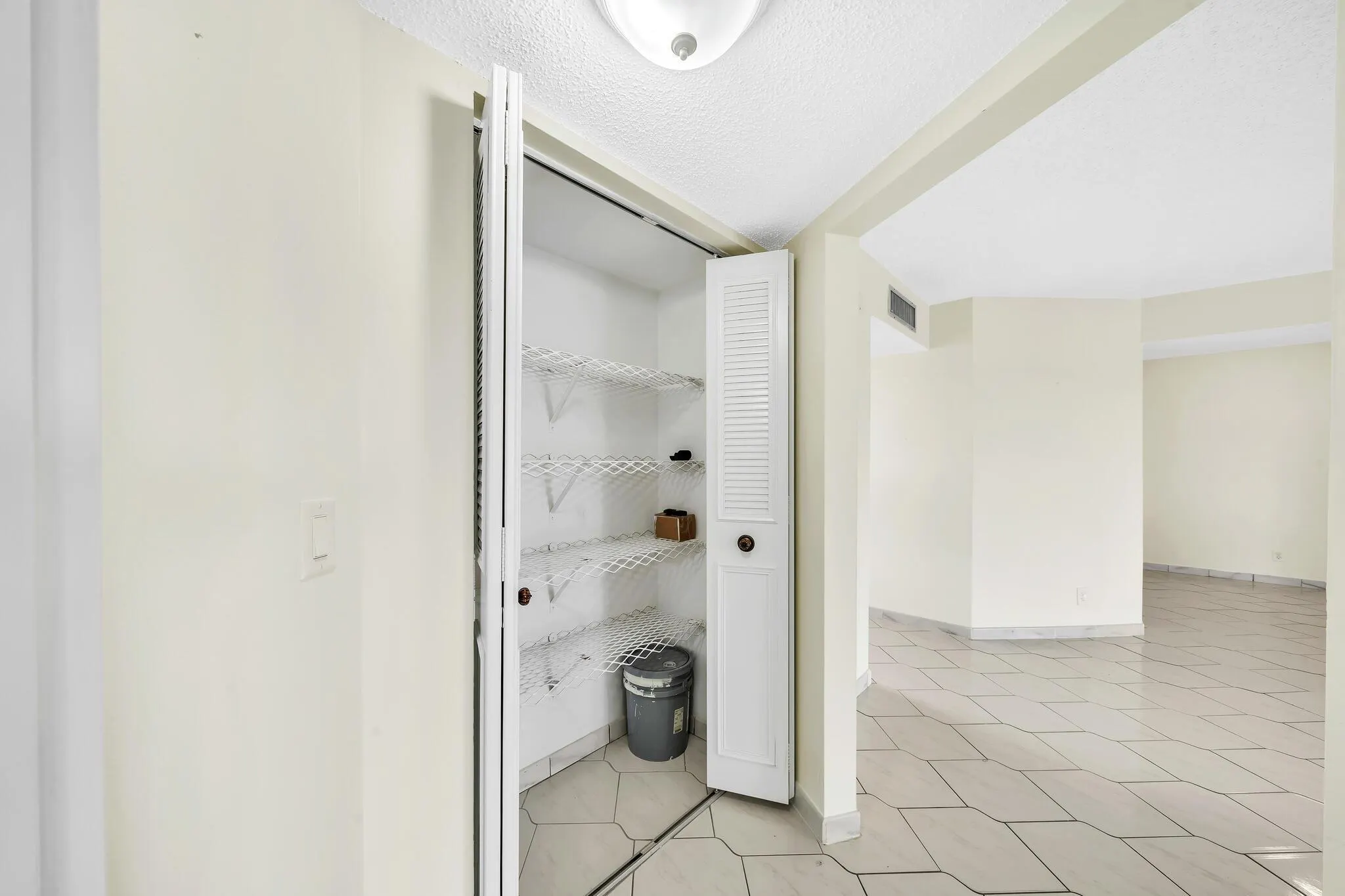 3524 Via Poinciana, #604