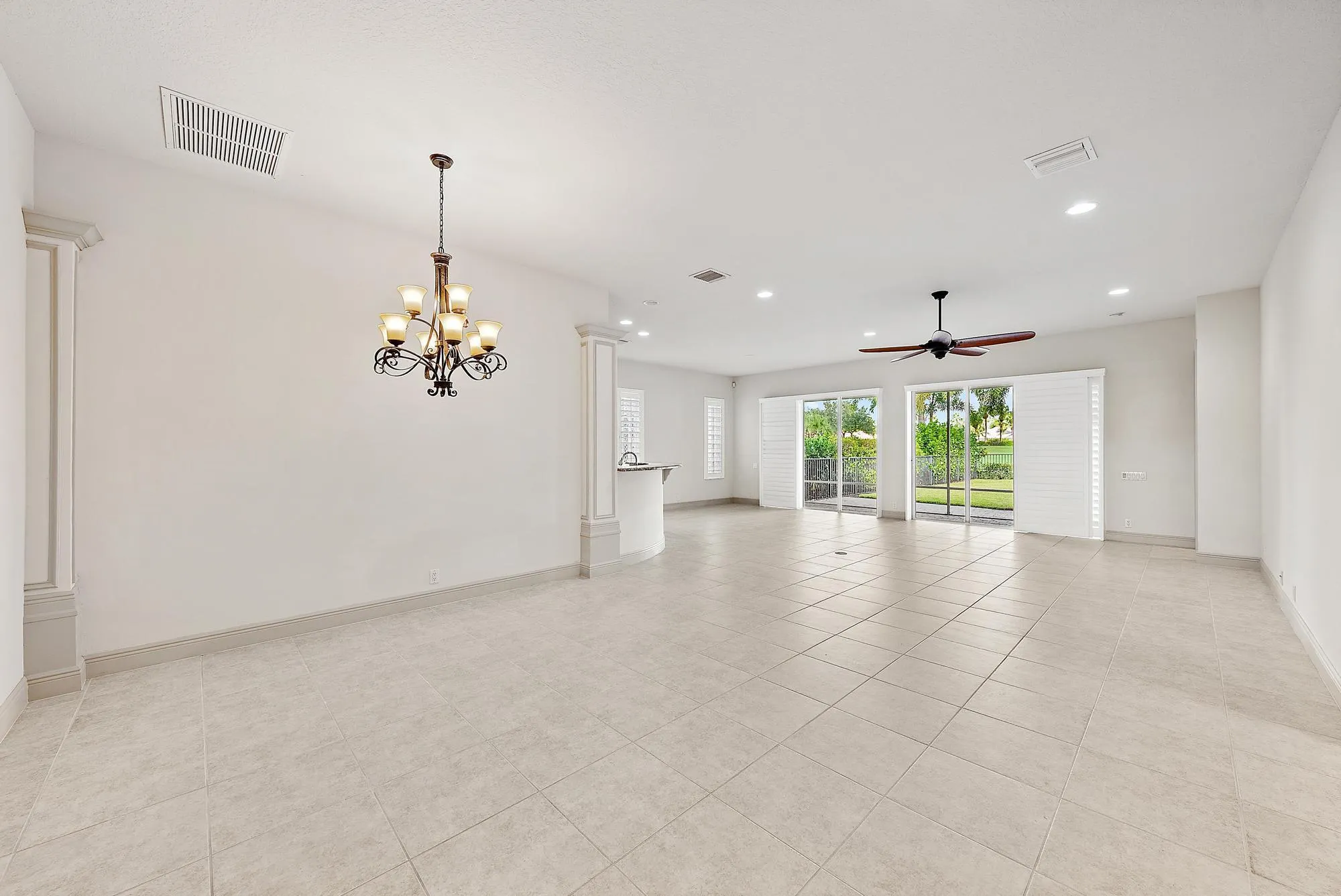 10735 La Strada