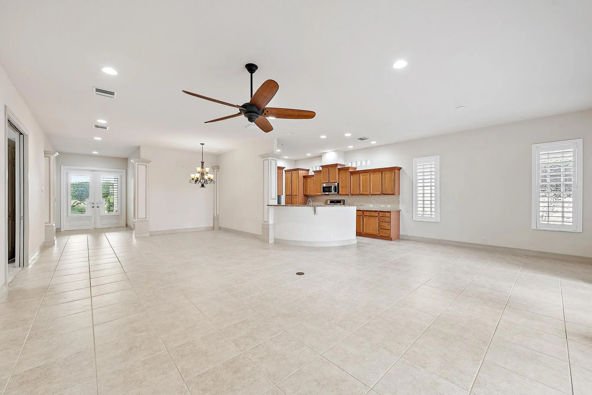 10735 La Strada