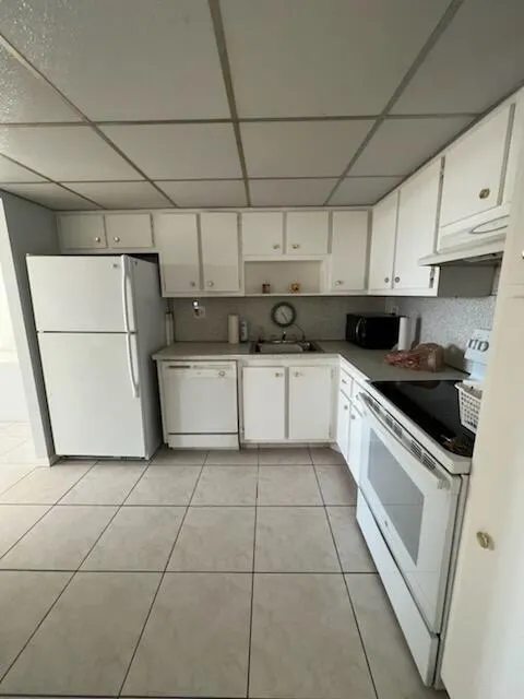 2731 Taft Street, #408