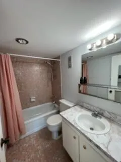 2731 Taft Street, #408