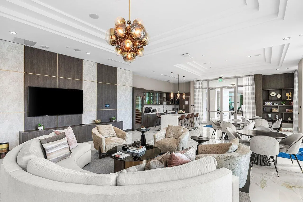 475 E Royal Palm Road, #805