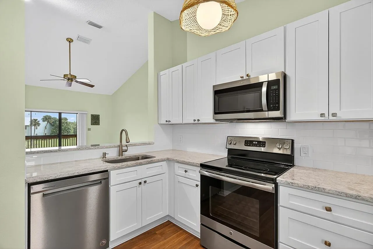 5720 Pelican Pointe Drive, #3