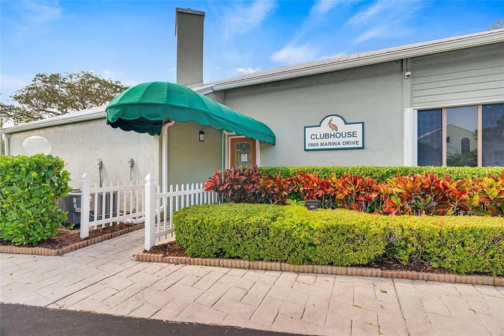 5720 Pelican Pointe Drive, #3