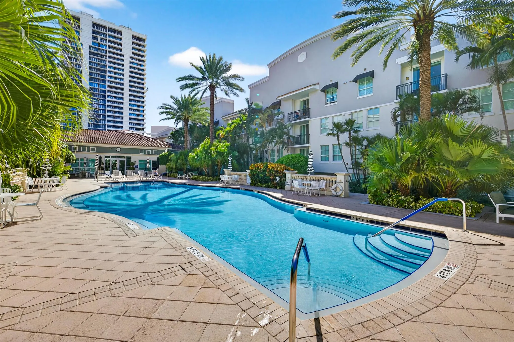600 S Dixie Highway, #811