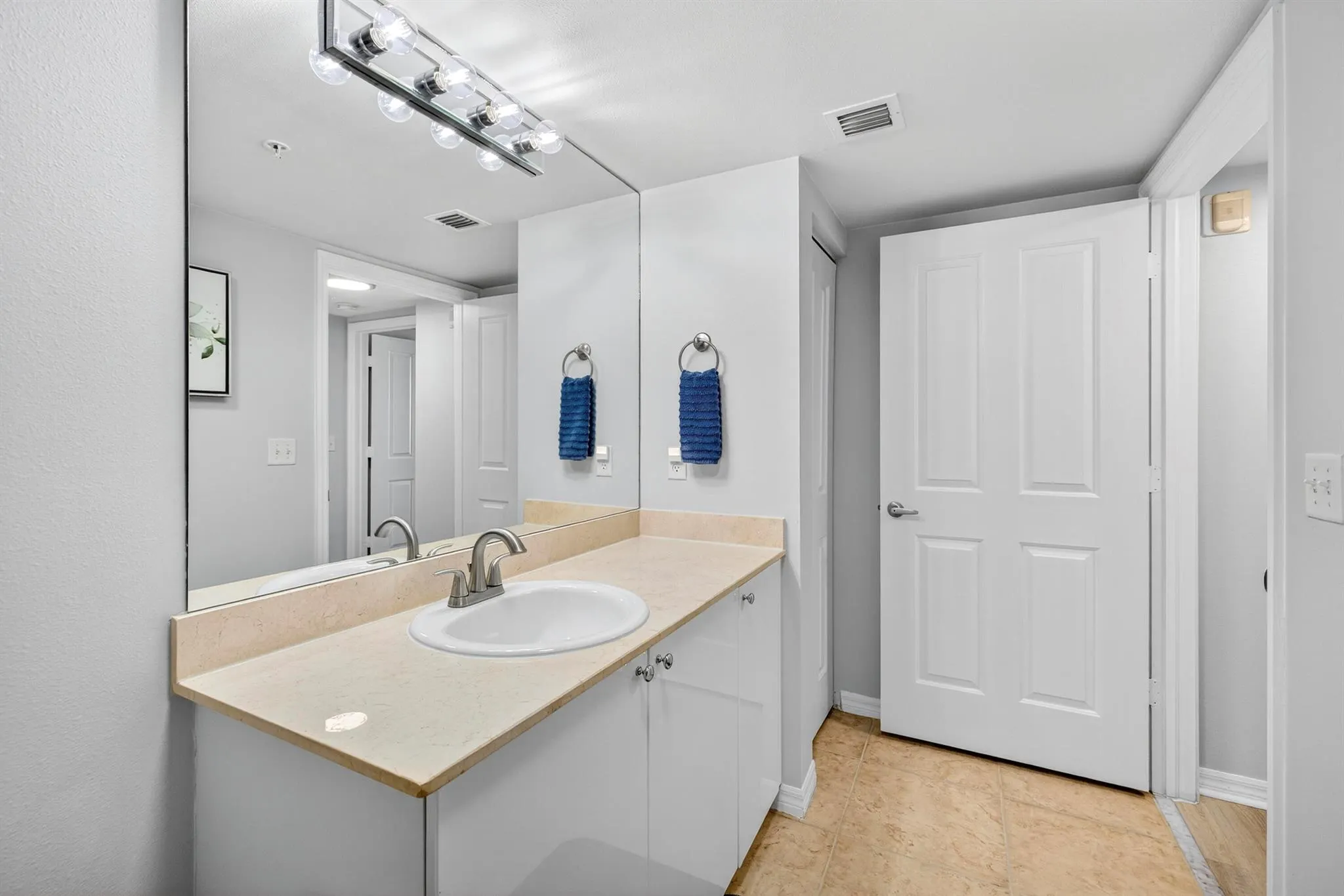 600 S Dixie Highway, #811