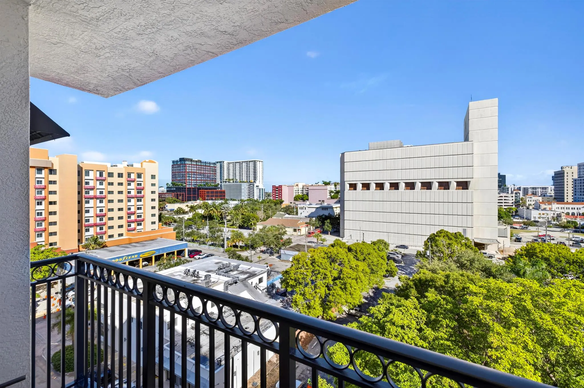 600 S Dixie Highway, #811