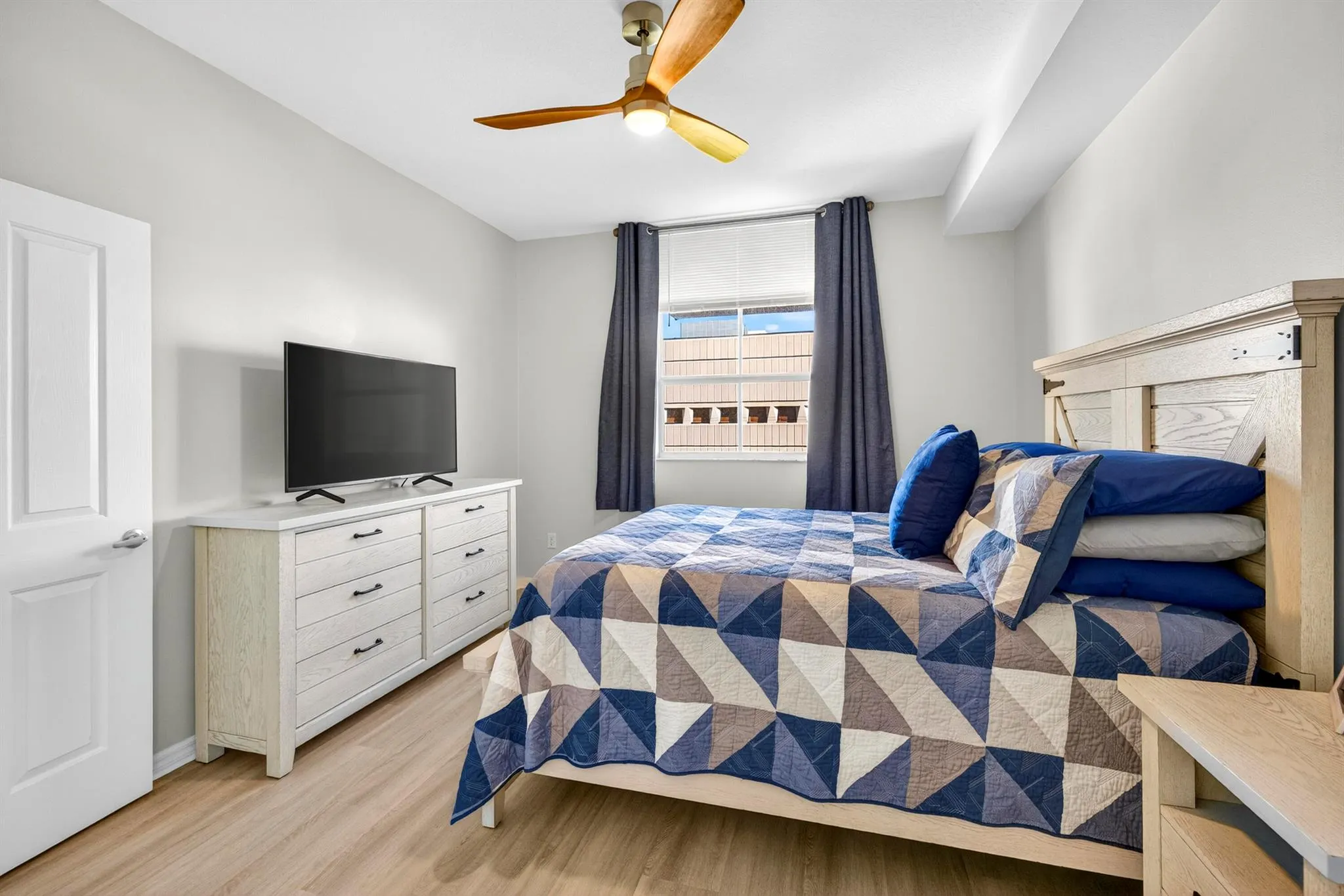 600 S Dixie Highway, #811
