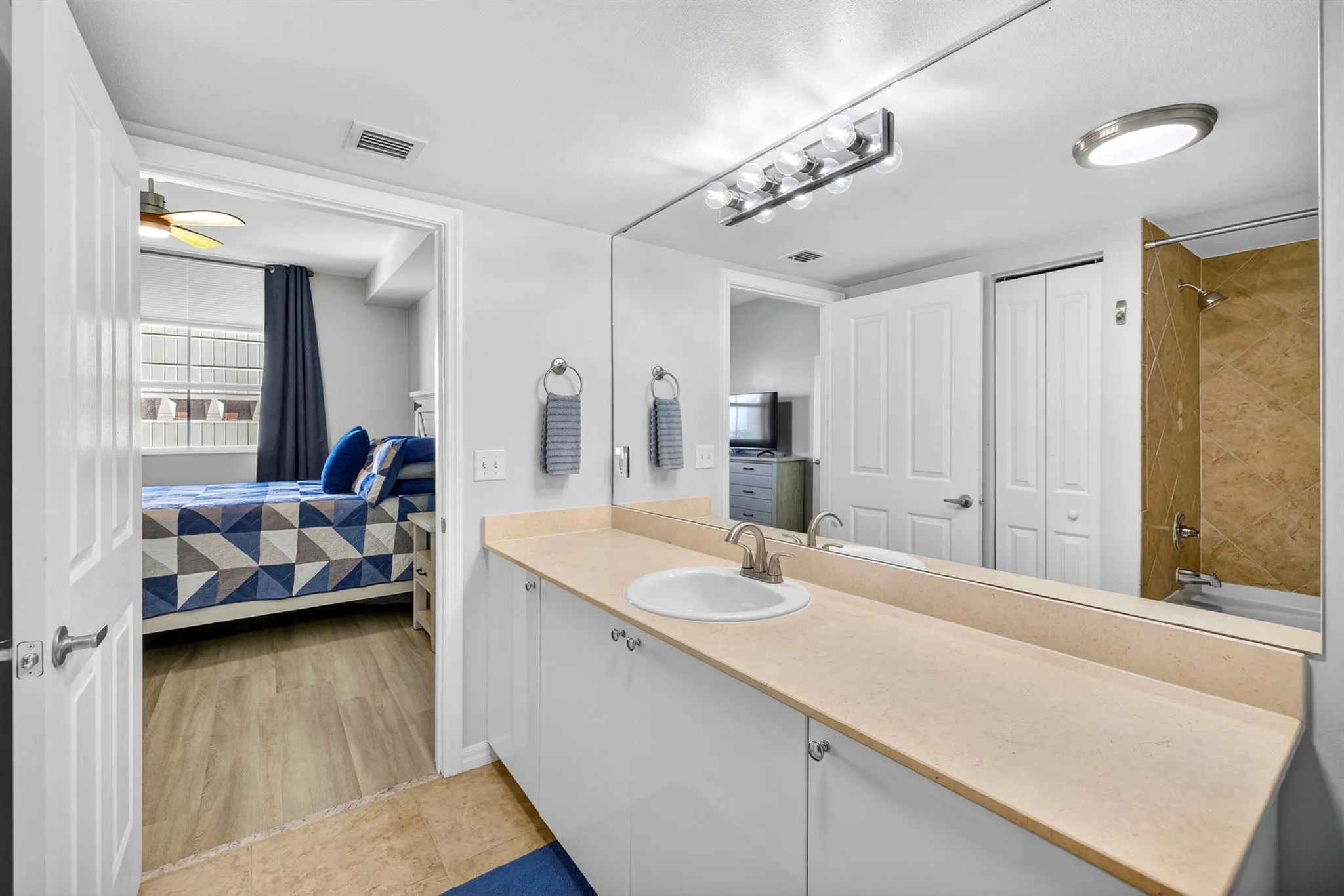 600 S Dixie Highway, #811