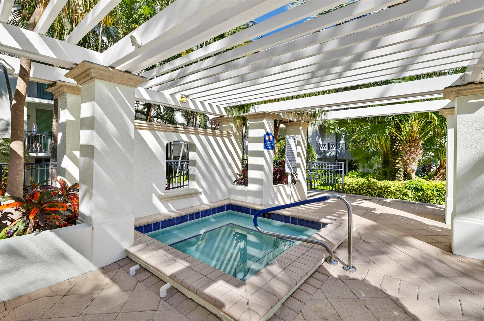 600 S Dixie Highway, #811