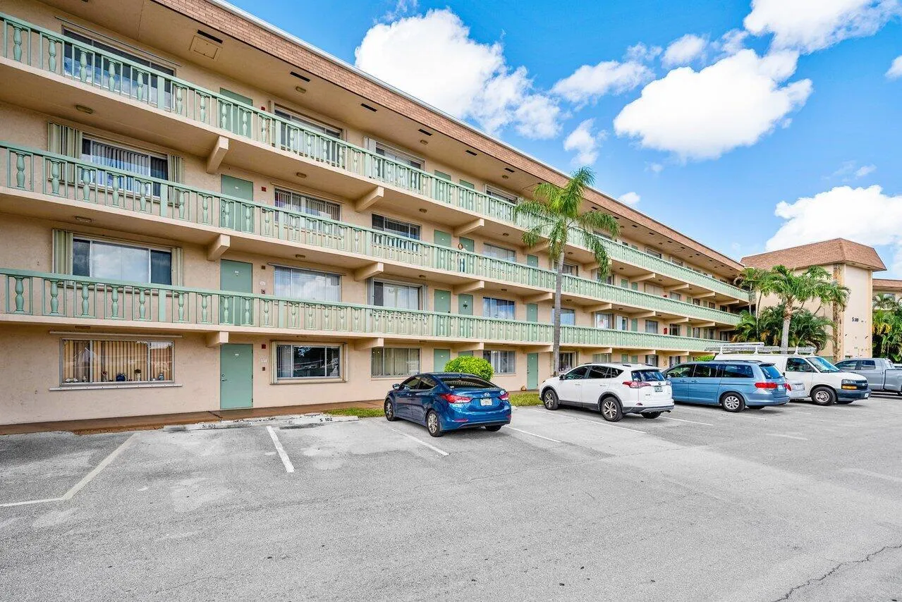 300 Village Green Circle S, #206