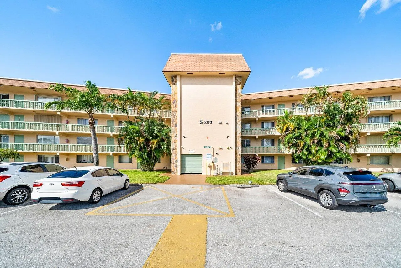 300 Village Green Circle S, #206