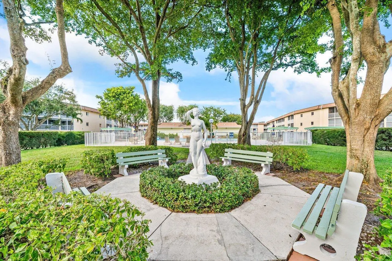 300 Village Green Circle S, #206