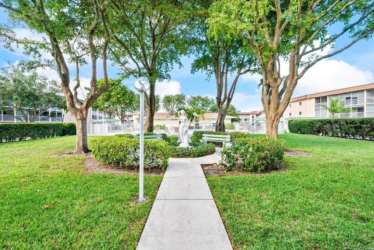 300 Village Green Circle S, #206