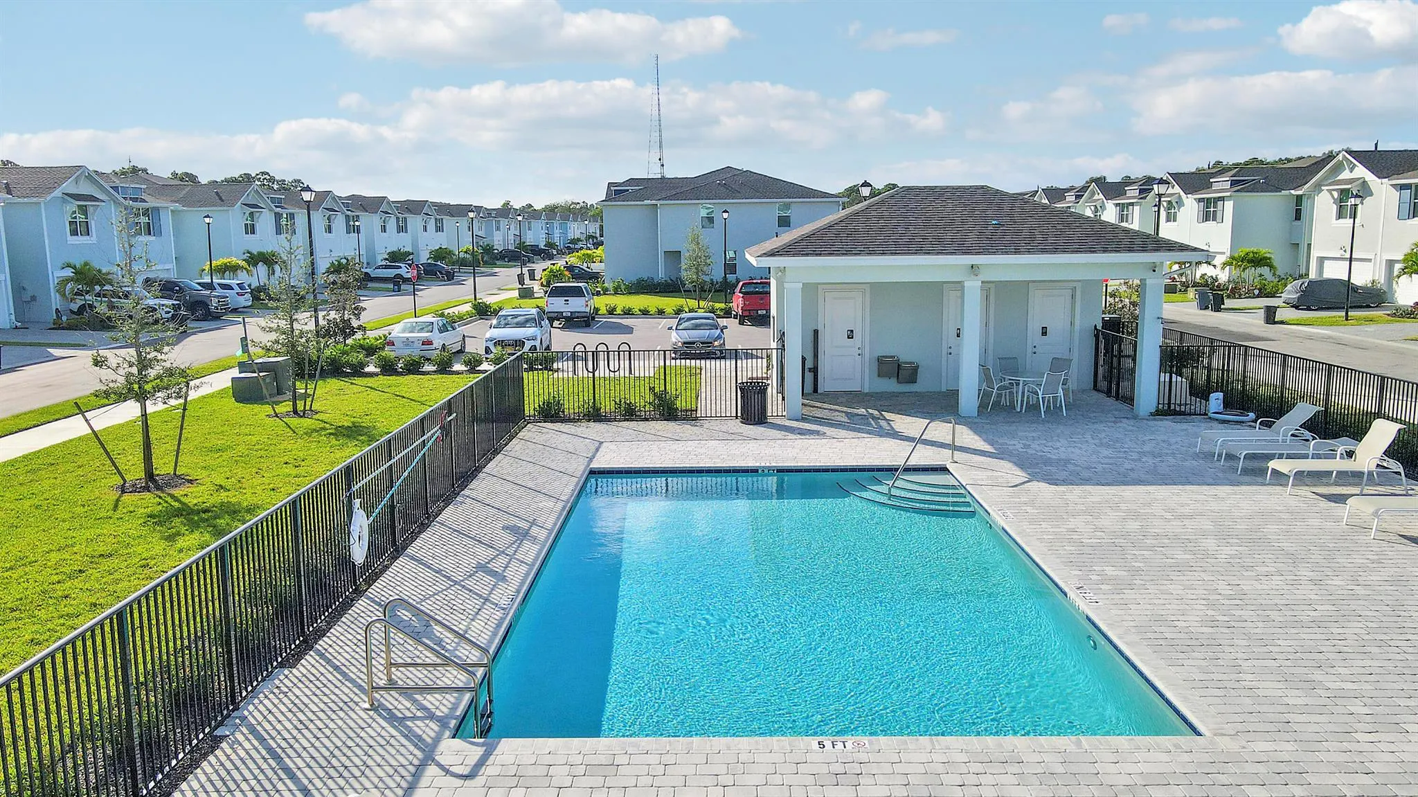 5719 SE Edgewater Circle