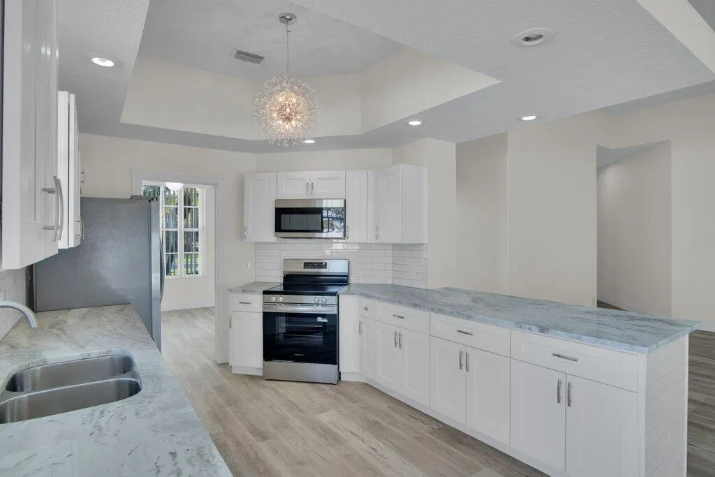 324 NW Bentley Circle