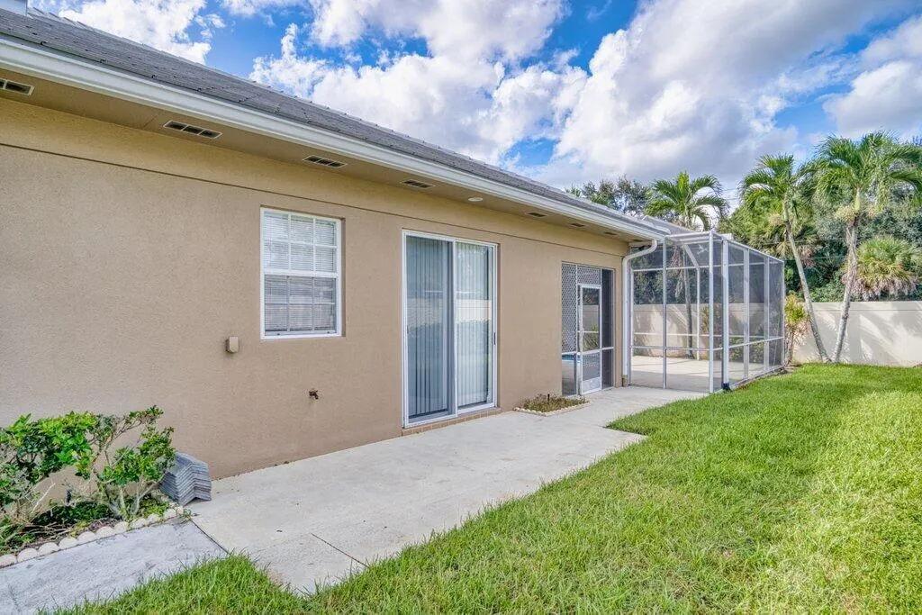 324 NW Bentley Circle