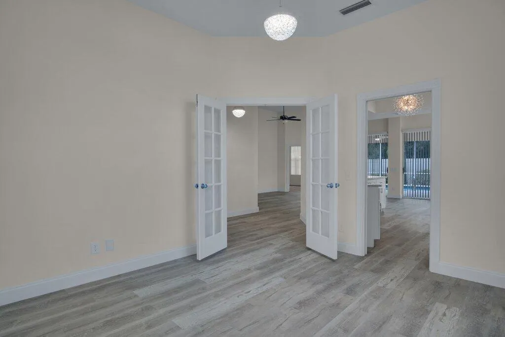 324 NW Bentley Circle