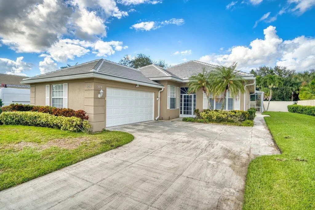324 NW Bentley Circle