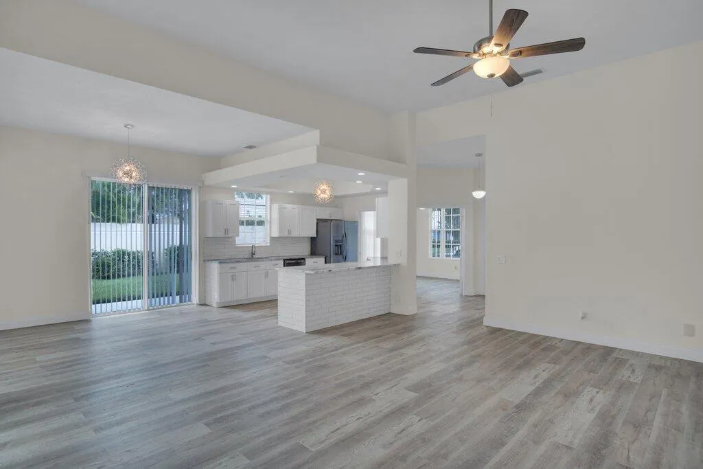 324 NW Bentley Circle