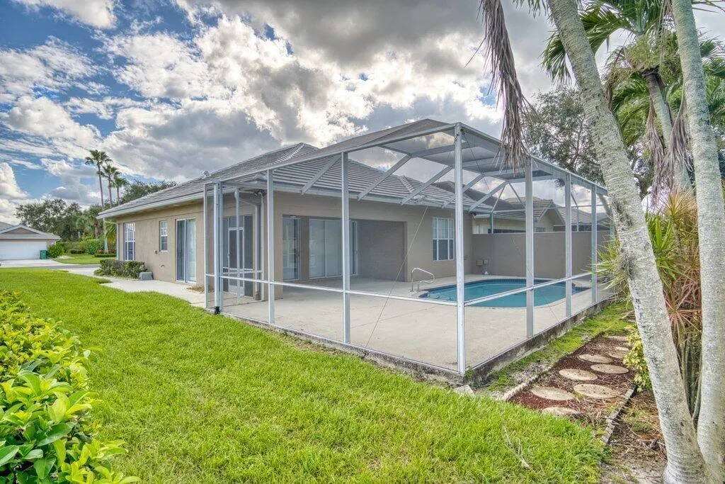 324 NW Bentley Circle