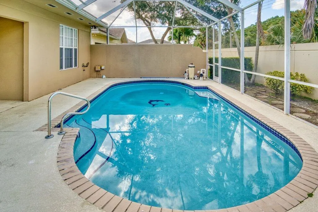 324 NW Bentley Circle