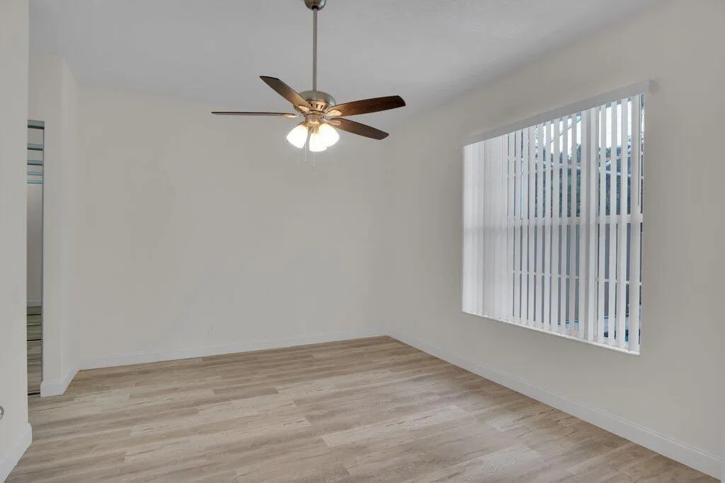 324 NW Bentley Circle