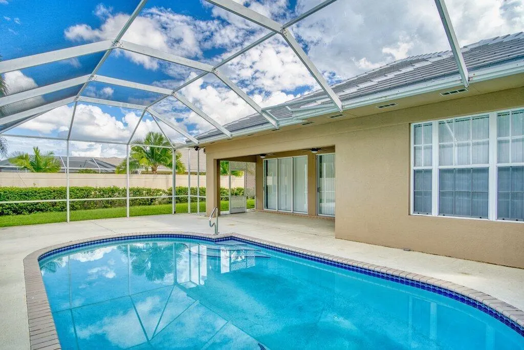 324 NW Bentley Circle