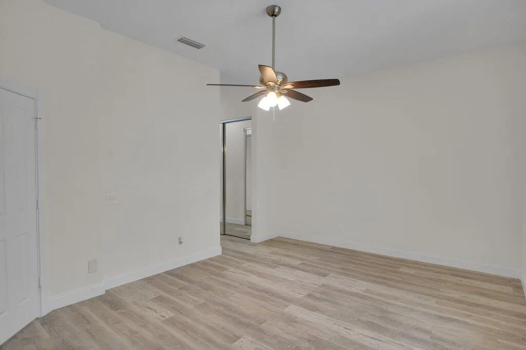 324 NW Bentley Circle