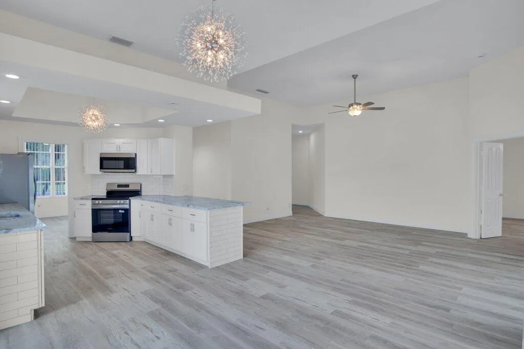 324 NW Bentley Circle