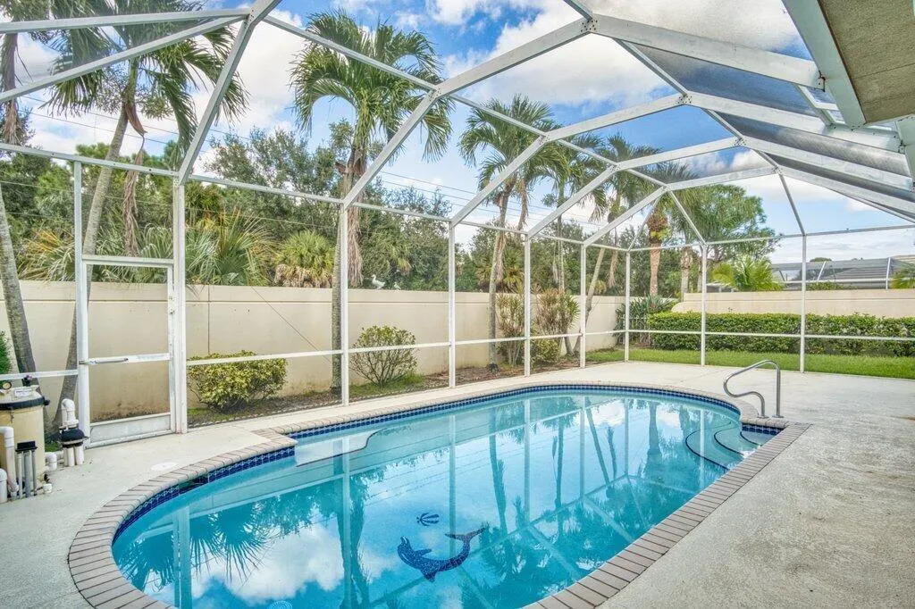 324 NW Bentley Circle