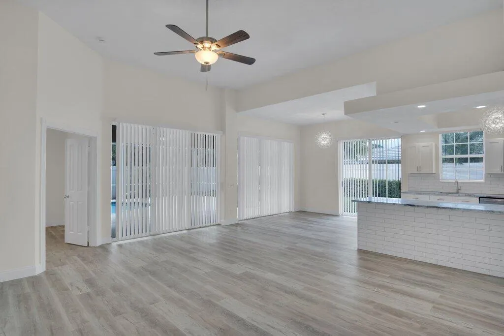 324 NW Bentley Circle
