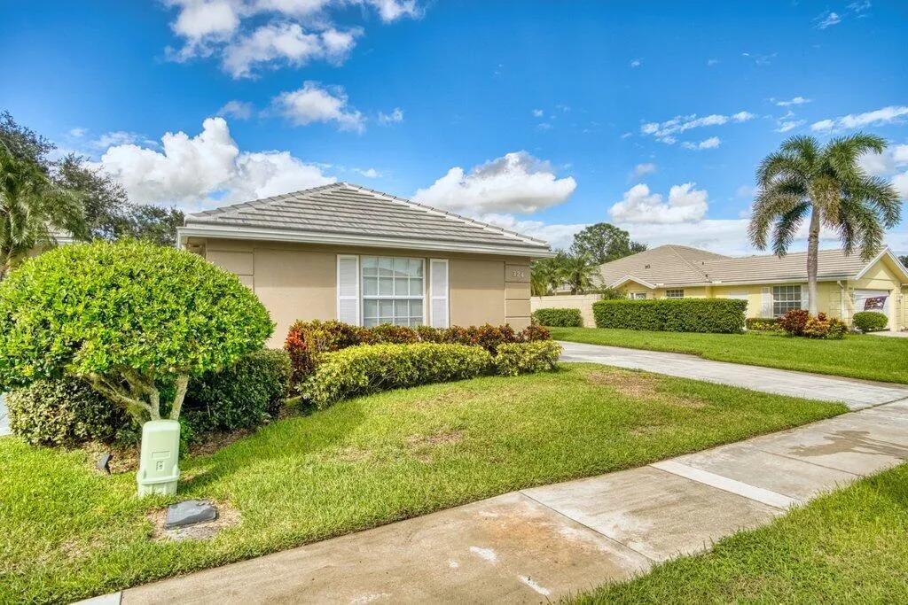 324 NW Bentley Circle