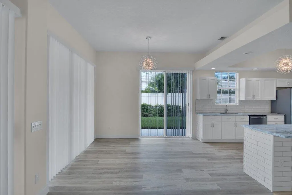 324 NW Bentley Circle