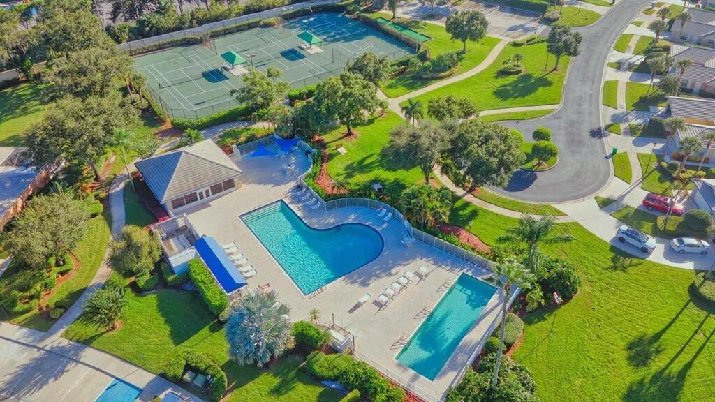 324 NW Bentley Circle