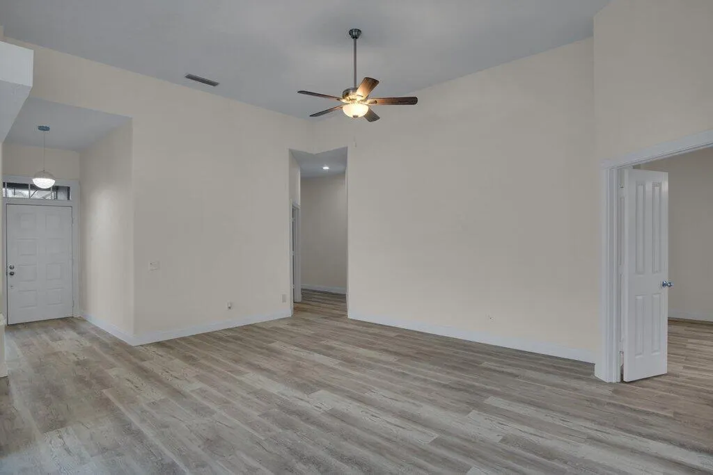 324 NW Bentley Circle